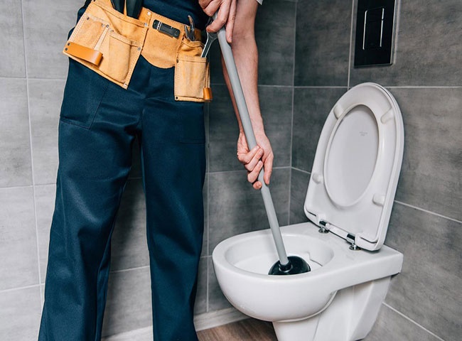 thông bồn cầu bằng pittong