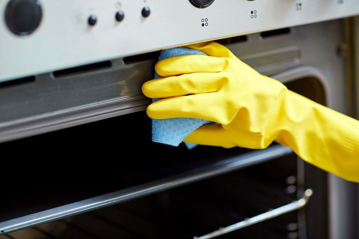 Cần chuẩn bị nhiều thứ khi vệ sinh lò nướng tại nhà